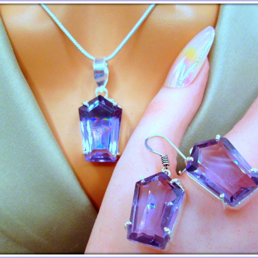 Alexandrite Eye Catching Gemstone 925 Silver Ladies Necklace Earring Set